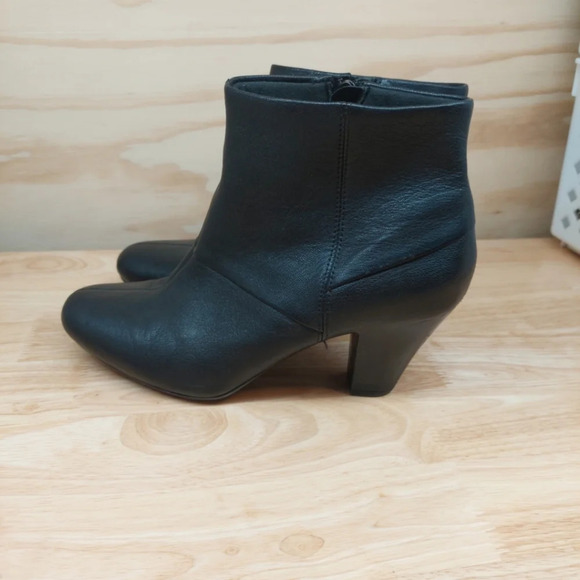 Clarks size 9 ankle zip block heel boots booties black leather - Picture 8 of 14